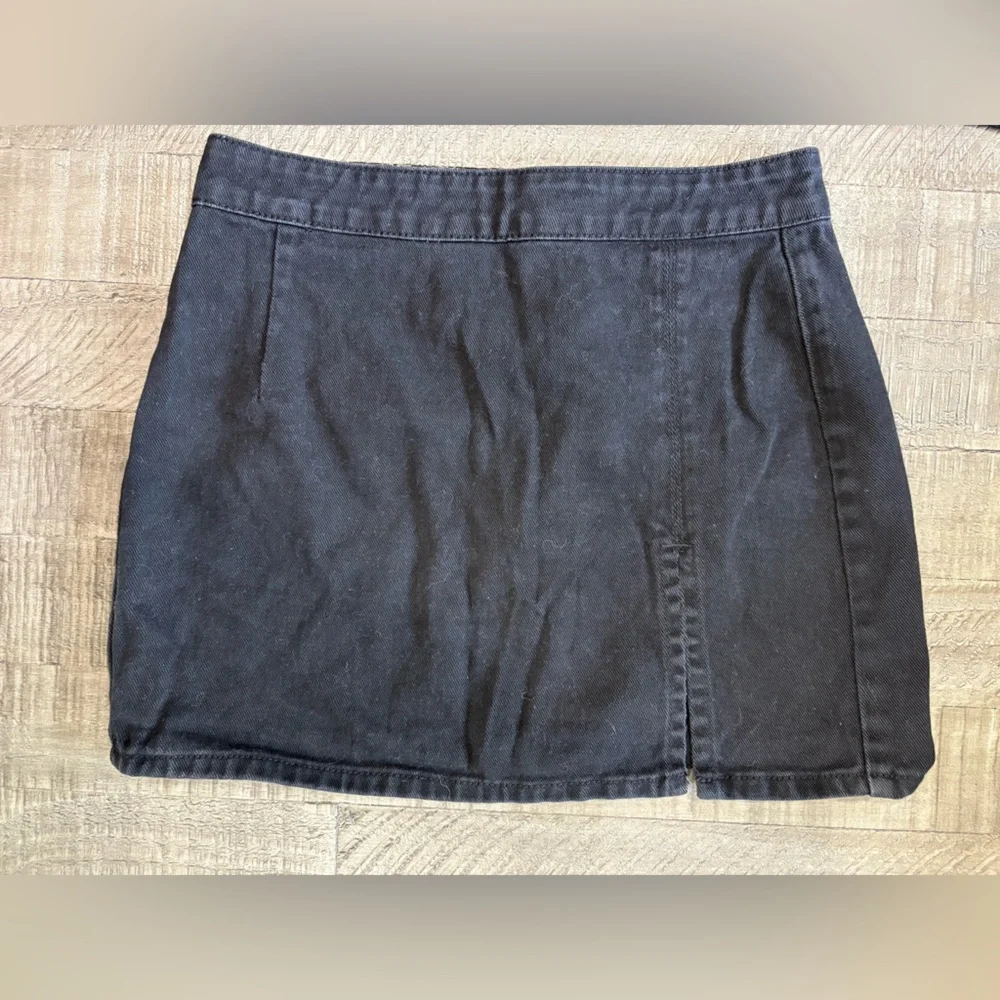 Lioness‎ Black Denim Mini Skirt Small Front Slit Zip Back Edgy Streetwear